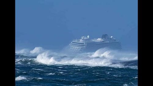 На круизном лайнере Viking Sky эвакуируют пассажиров